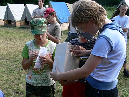 Táborníci přejímají poštu vždy s velkou radostí